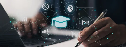 estudiante-aplicando-las-ventajas-de-la-tecnologia-en-la-educacion